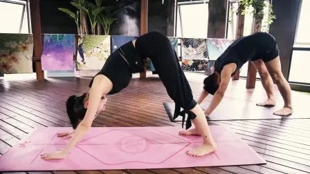 Yoga de encargo de la estera del gimnasio del logotipo del diseño adaptable de la estera rectangular de la yoga de la PU del vegano del cuero de la aptitud con el bolso
